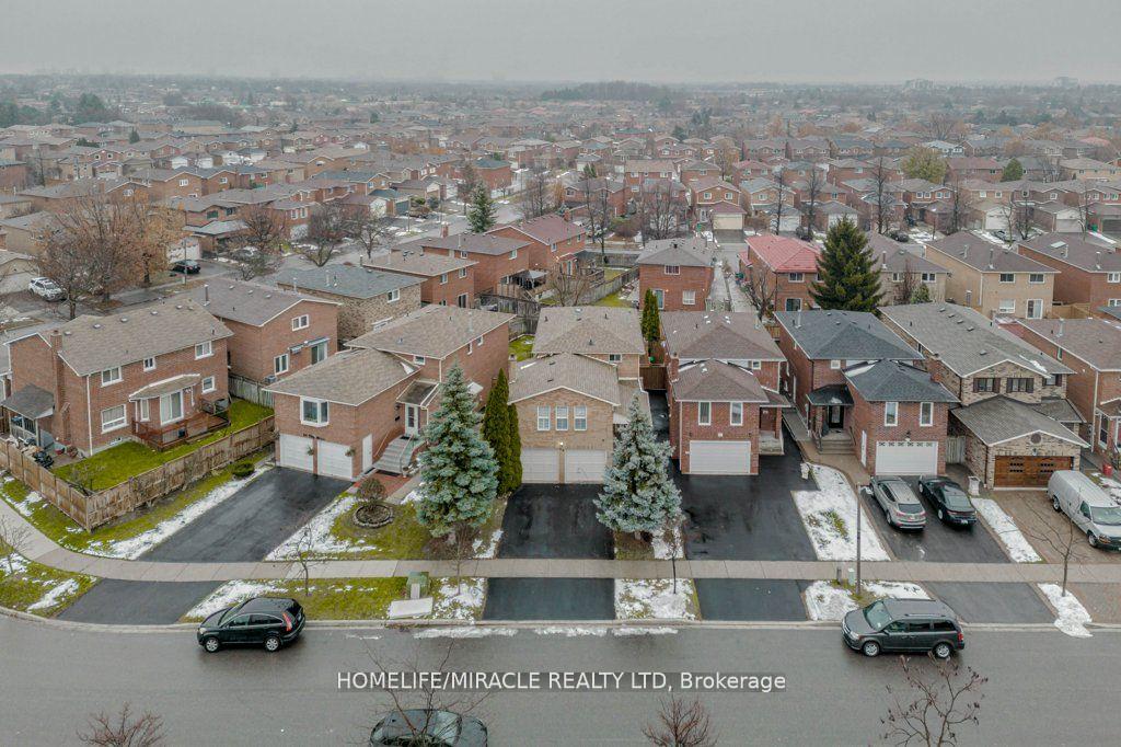 Photo 12 of 66 Ebby Avenue, Brampton, Heart Lake West — HOMEH