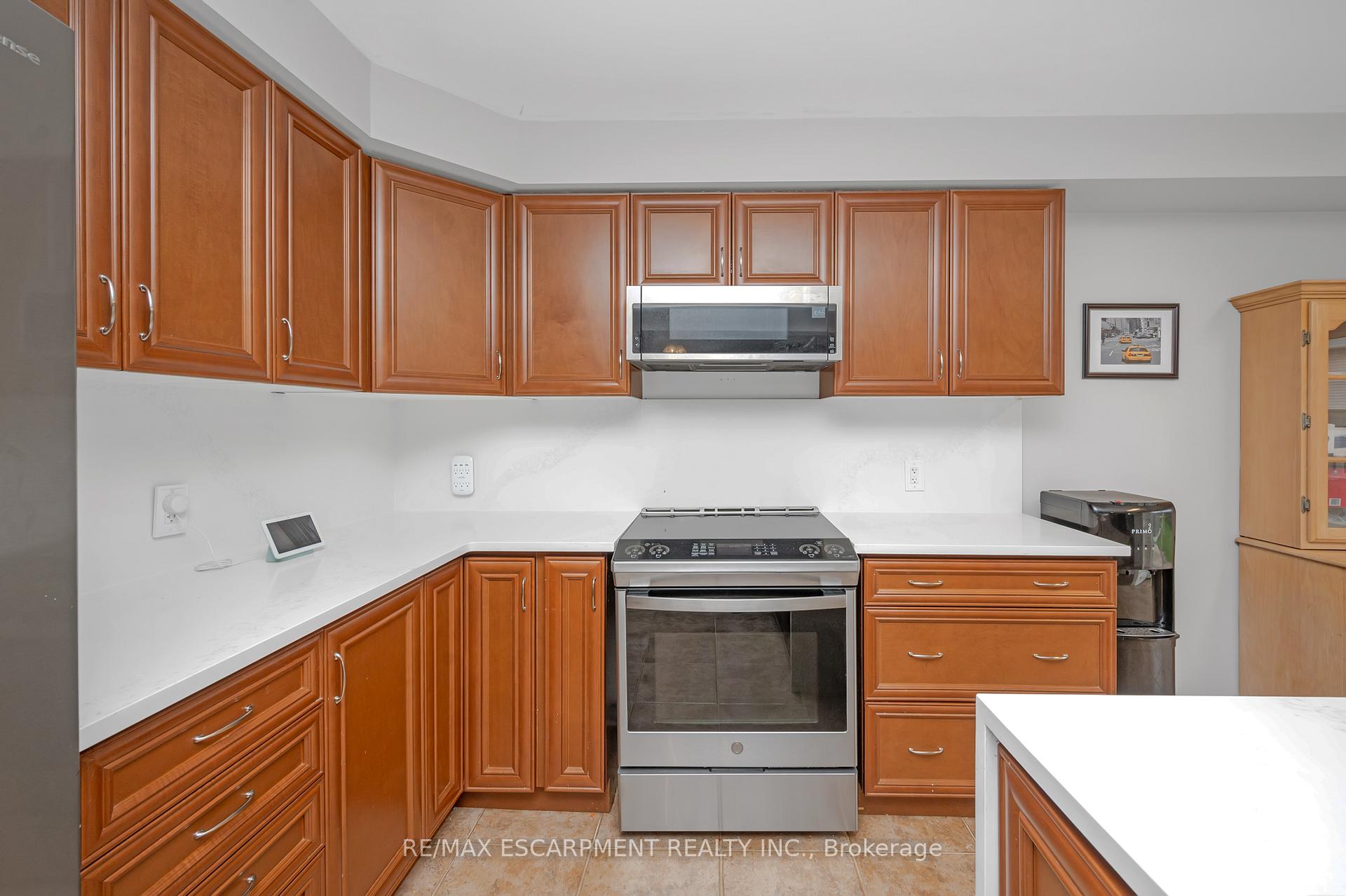 Photo 11 of 44 Pelech Crescent, Hamilton, Stoney Creek Mountain — HOMEH