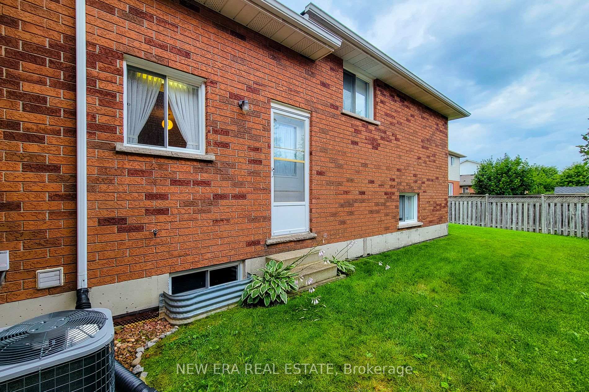 Photo 16 of 31 Foxmeadow Drive, Hamilton, Stoney Creek — HOMEH