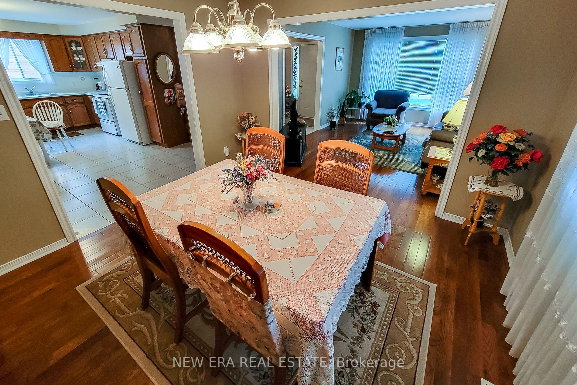 Photo 7 of 31 Foxmeadow Drive, Hamilton, Stoney Creek — HOMEH