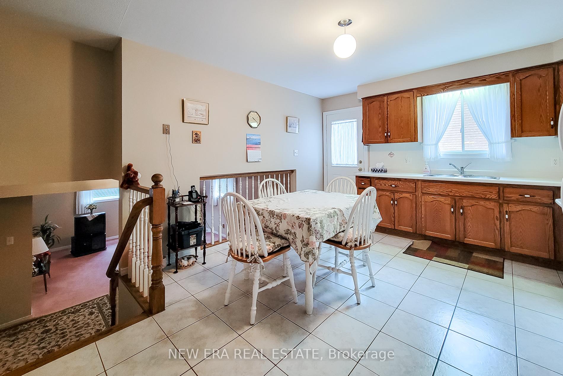 Photo 2 of 31 Foxmeadow Drive, Hamilton, Stoney Creek — HOMEH