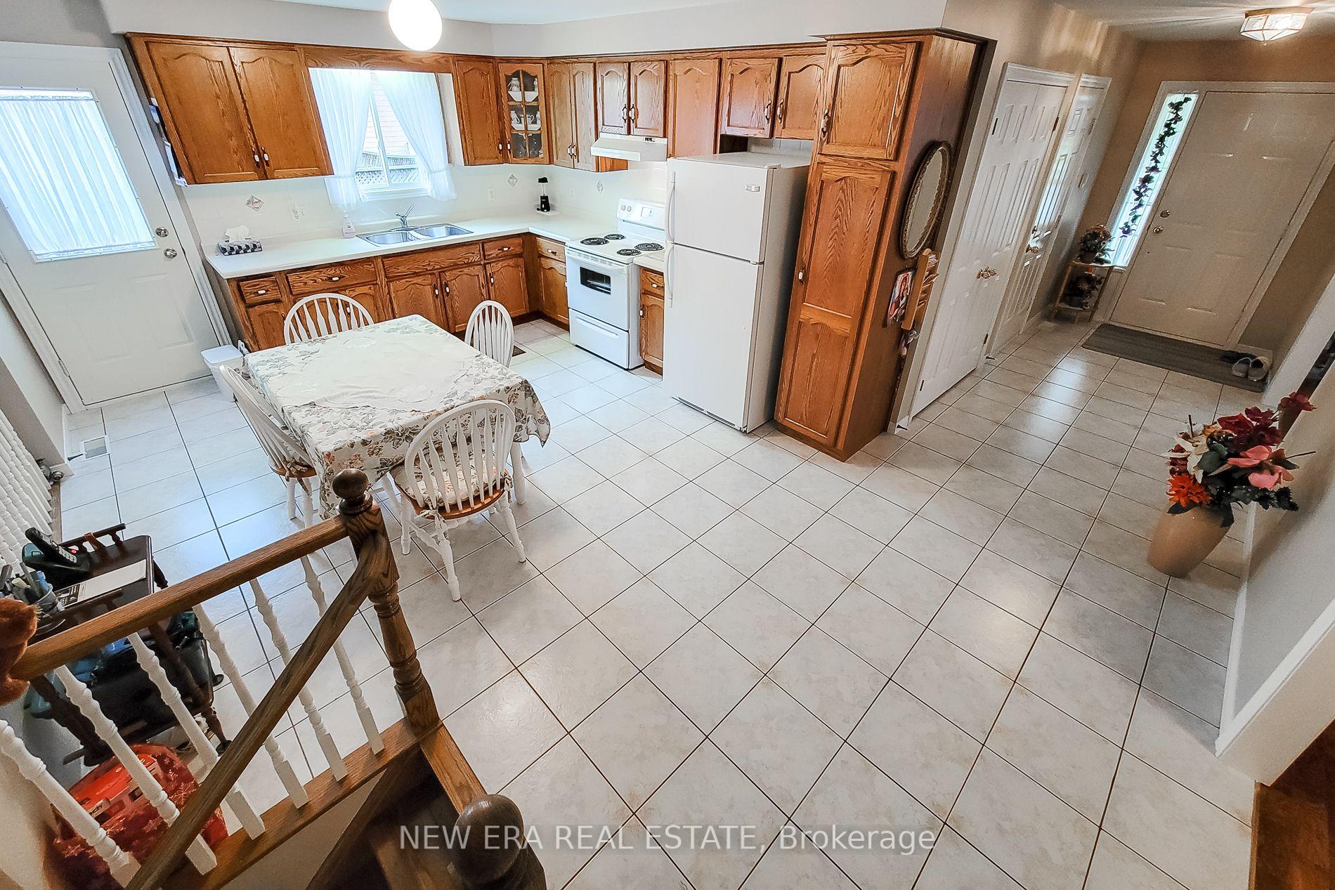 Photo 18 of 31 Foxmeadow Drive, Hamilton, Stoney Creek — HOMEH