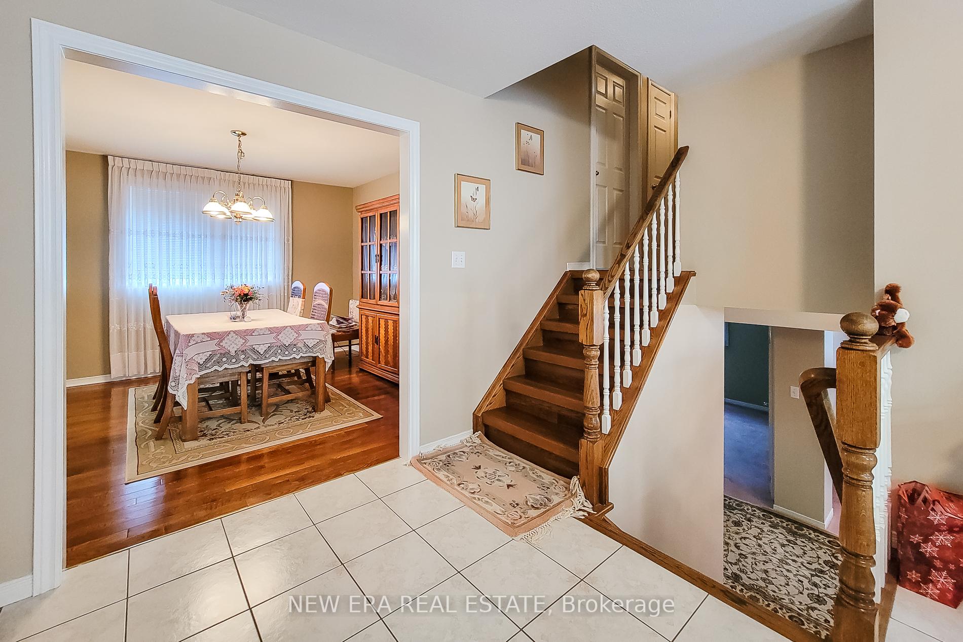 Photo 3 of 31 Foxmeadow Drive, Hamilton, Stoney Creek — HOMEH
