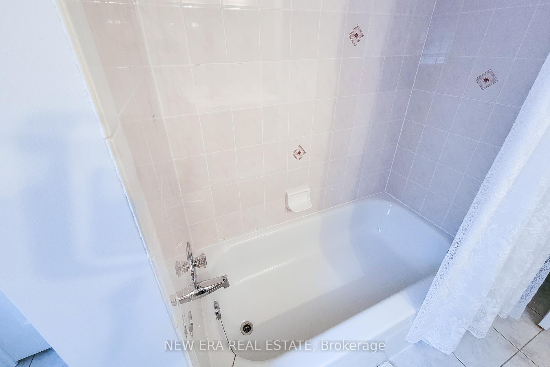 Photo 21 of 31 Foxmeadow Drive, Hamilton, Stoney Creek — HOMEH