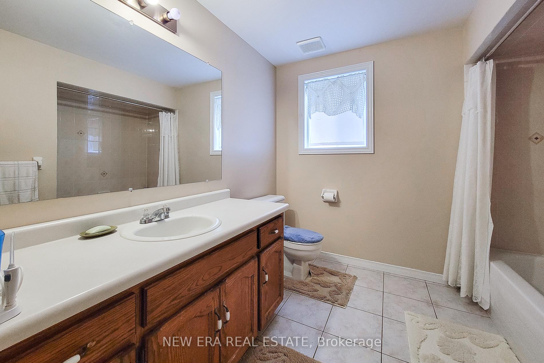 Photo 15 of 31 Foxmeadow Drive, Hamilton, Stoney Creek — HOMEH