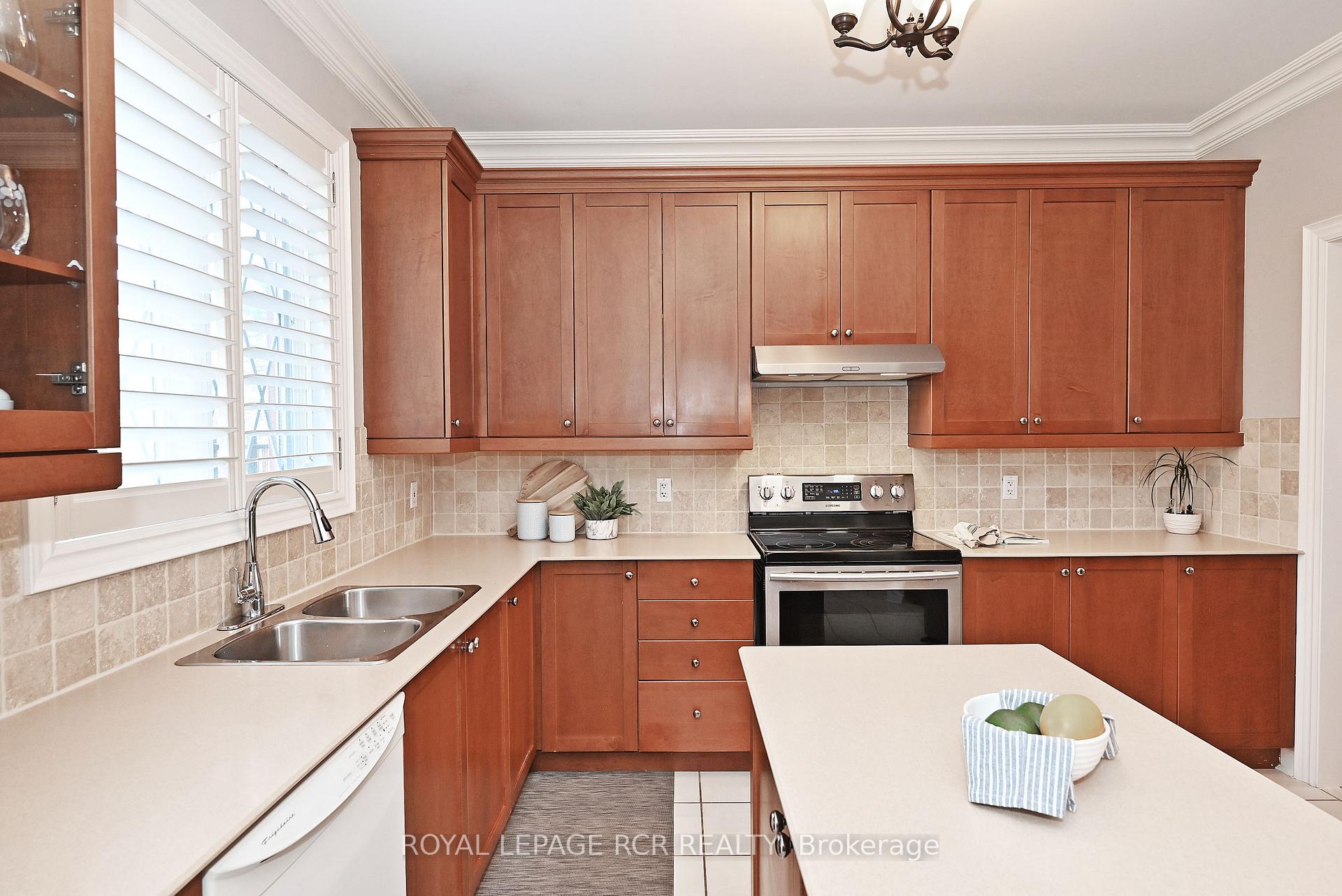 Photo 3 of 9 Deerhorn Crescent, Aurora, Aurora Highlands — HOMEH