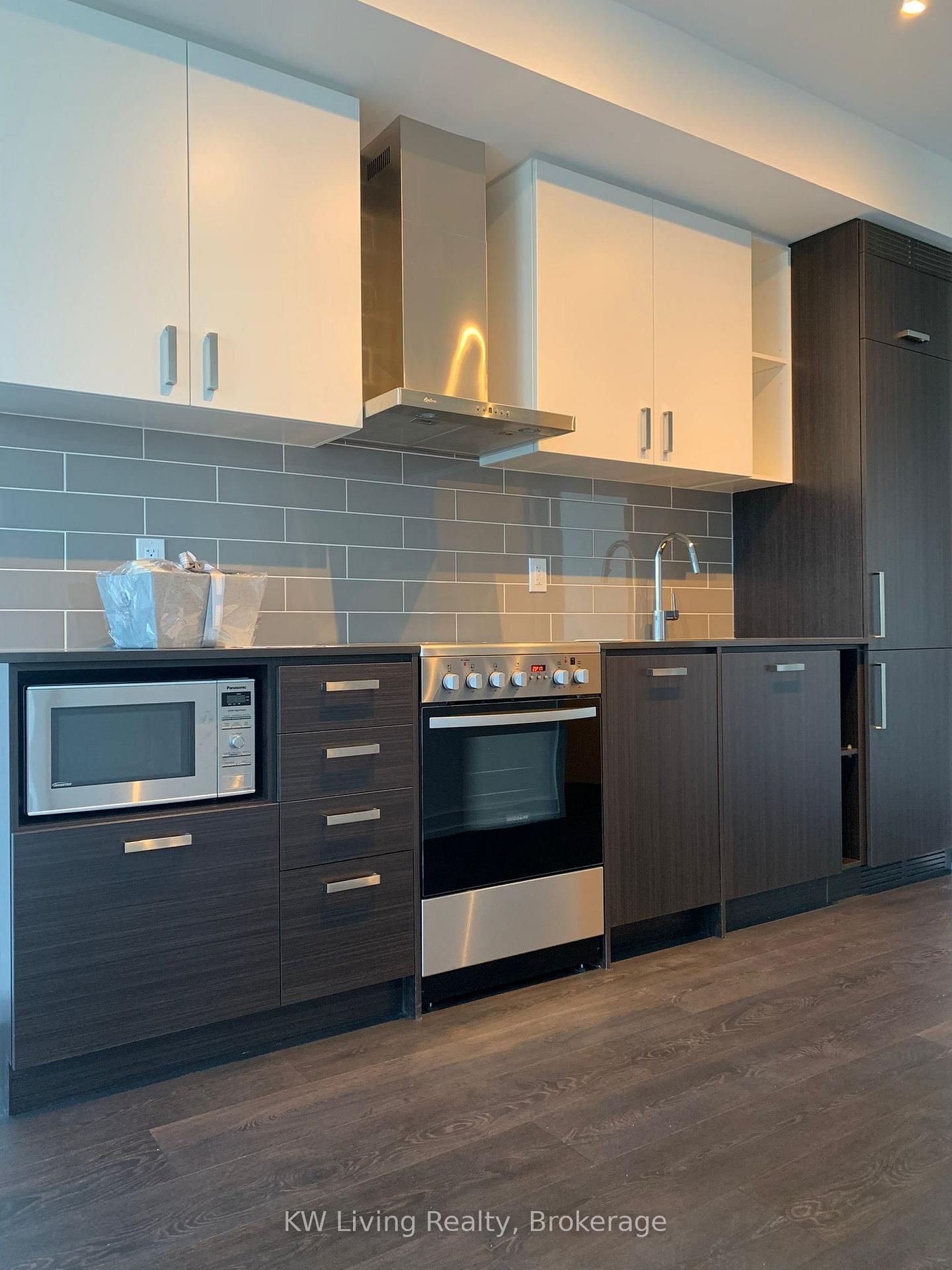 Photo 4 of Unit PH105, 125 Redpath Avenue, Toronto, Mount Pleasant West — HOMEH