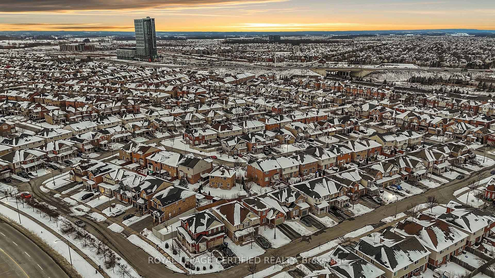 Photo 10 of 17 Dalia Street, Brampton, Credit Valley — HOMEH
