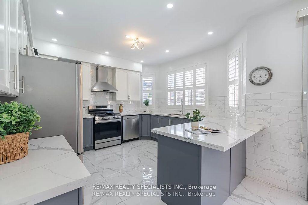 Photo 3 of 30 Latania Boulevard, Brampton, Vales of Castlemore — HOMEH