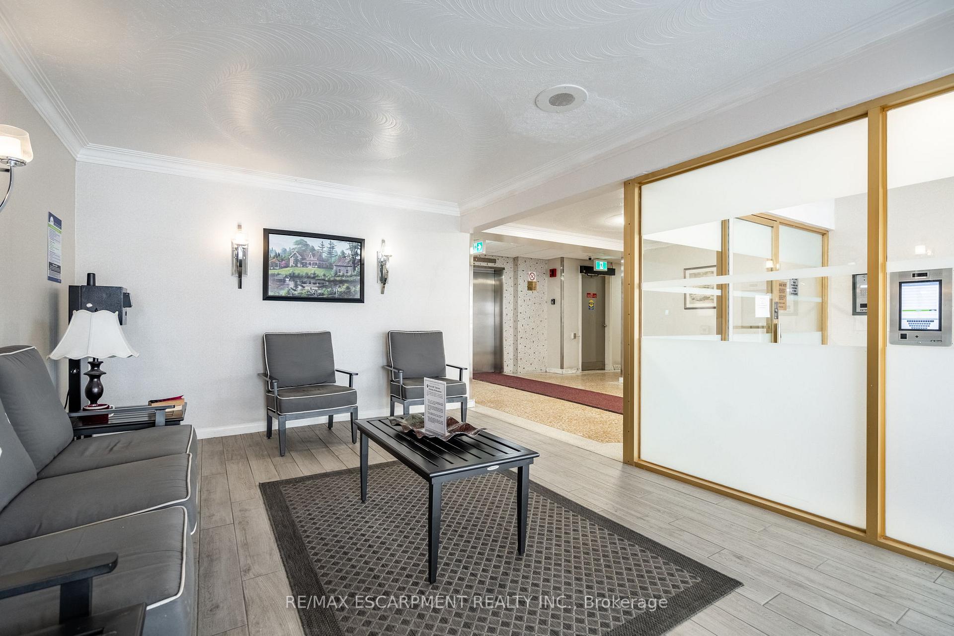 Photo 2 of Unit 304, 10 Woodman Drive S, Hamilton, Greenford — HOMEH
