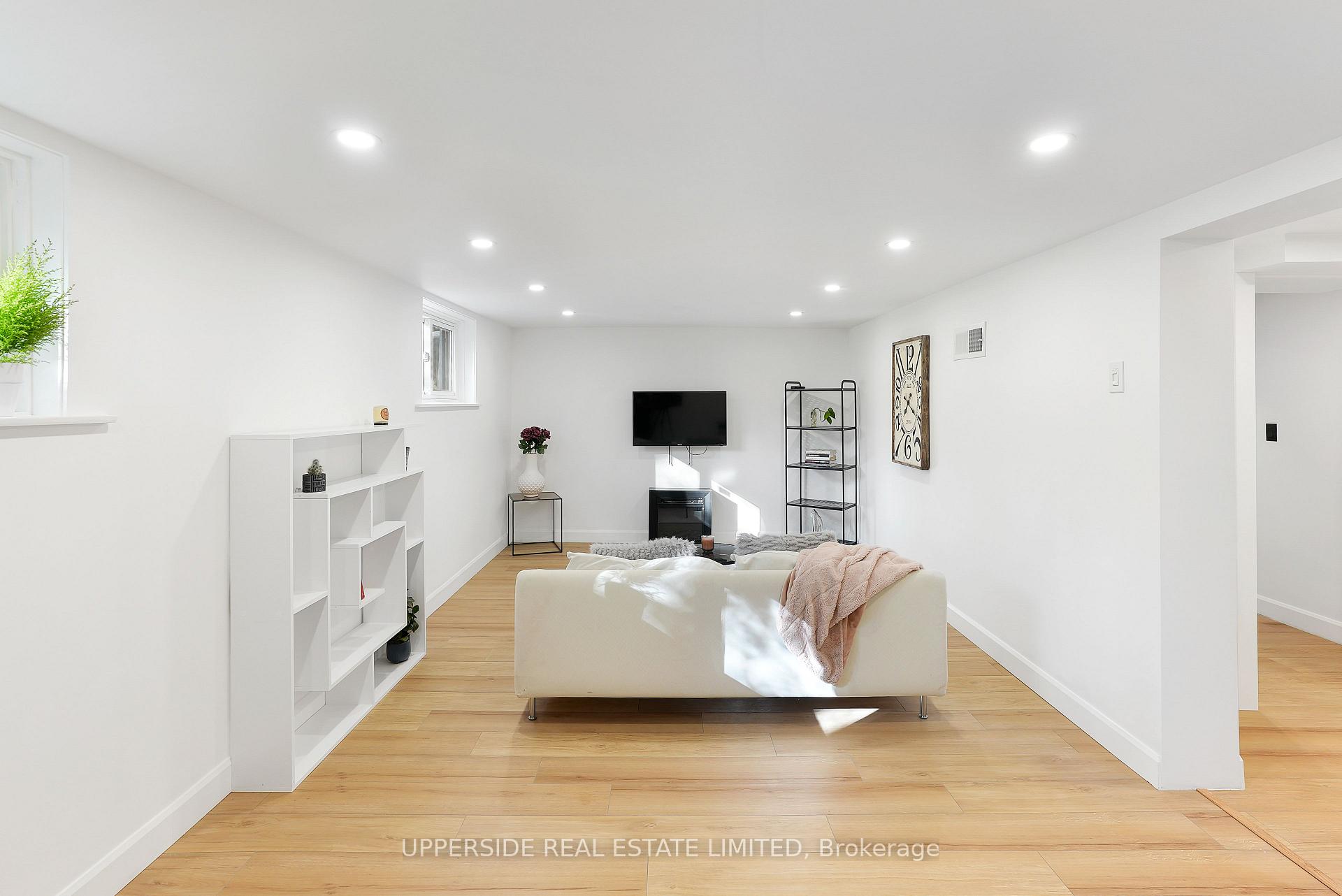 Photo 3 of 215 Ridley Boulevard, Toronto, Bedford Park-Nortown — HOMEH
