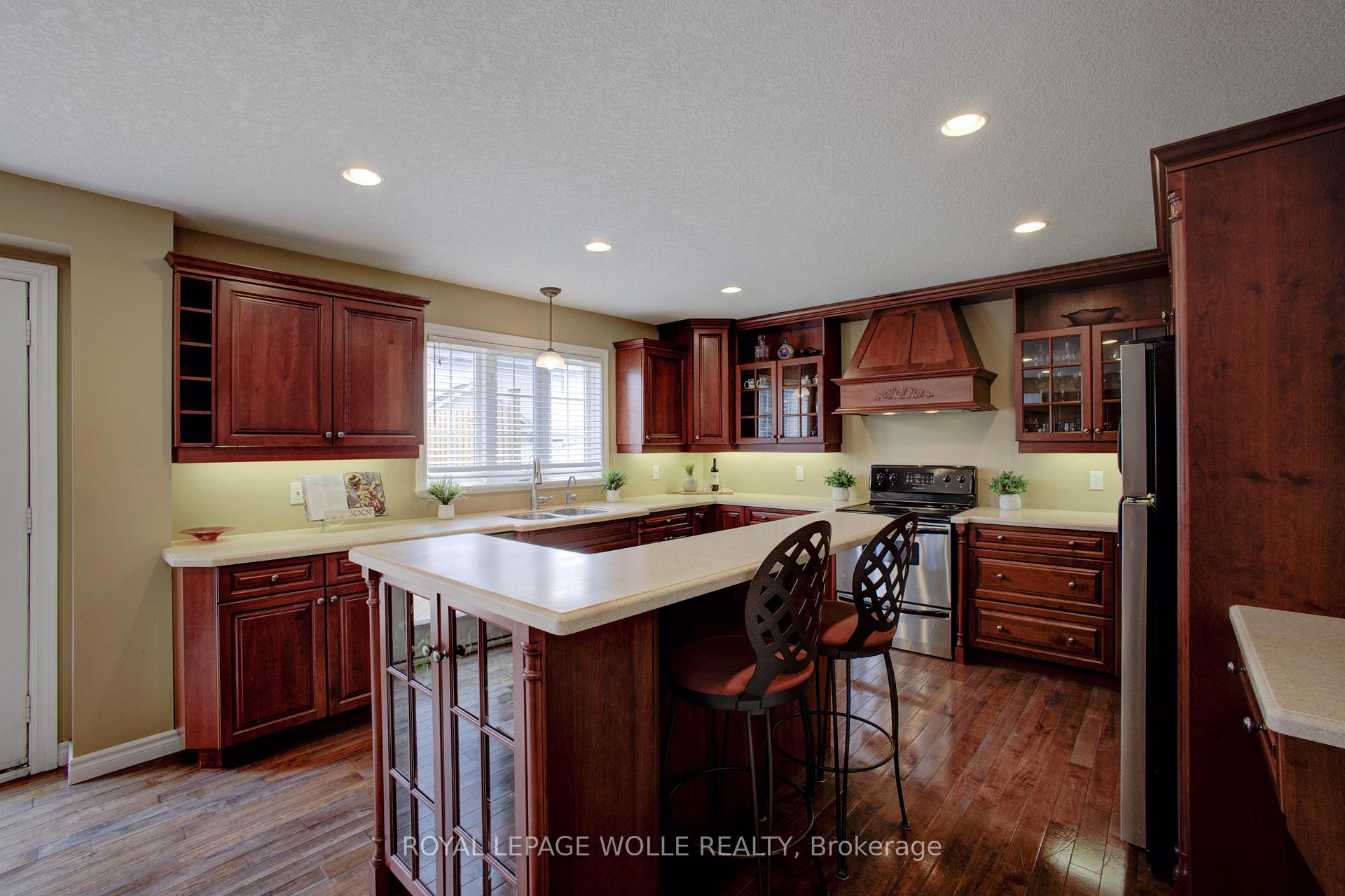 Photo 22 of 521 Starboard Crescent, Waterloo — HOMEH
