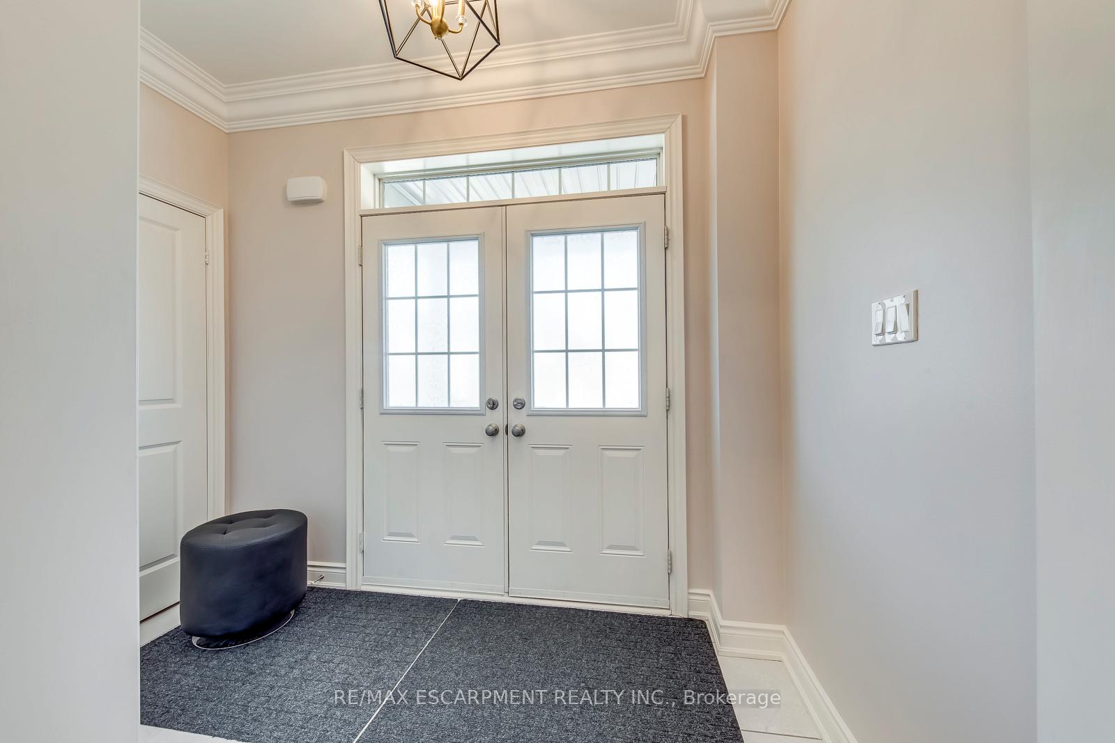 Photo 2 of 258 Humphrey Street, Hamilton, Waterdown — HOMEH