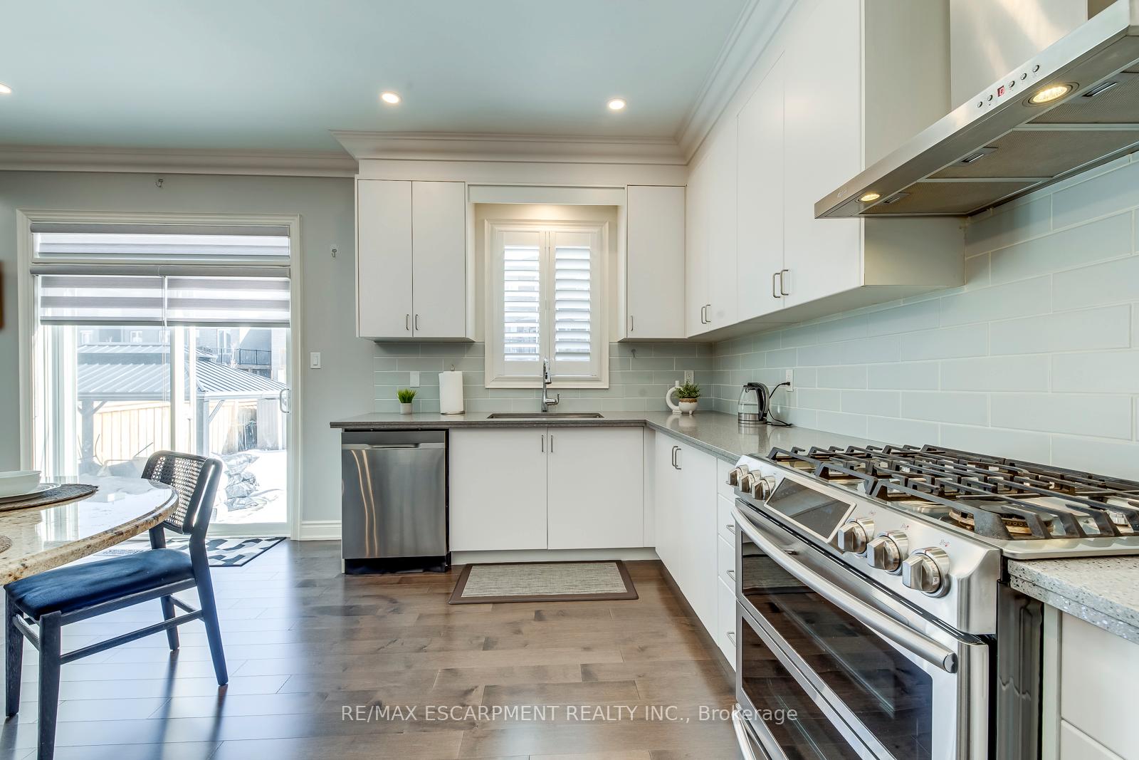 Photo 11 of 258 Humphrey Street, Hamilton, Waterdown — HOMEH