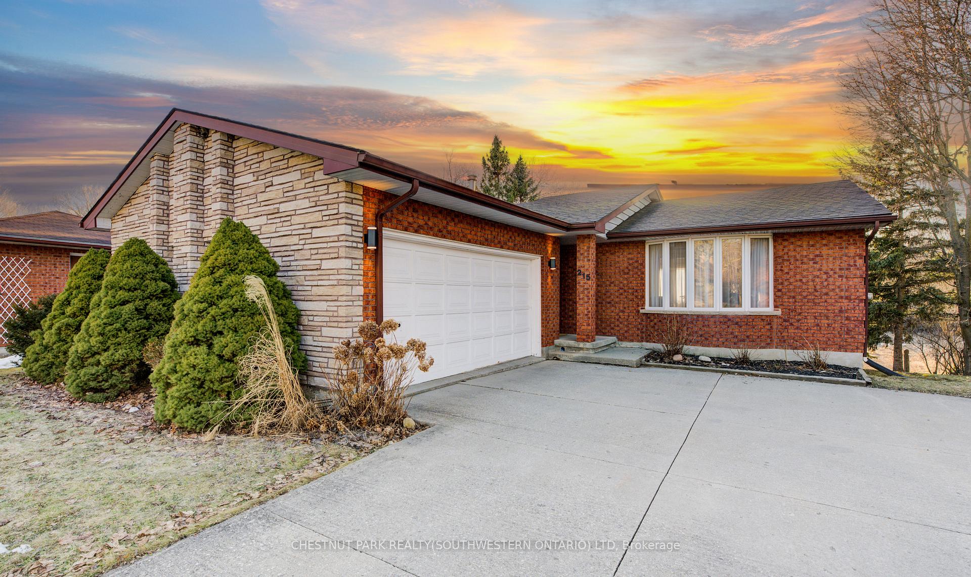 Photo 17 of 215 Black Walnut Place, Kitchener, Pioneer Park — HOMEH