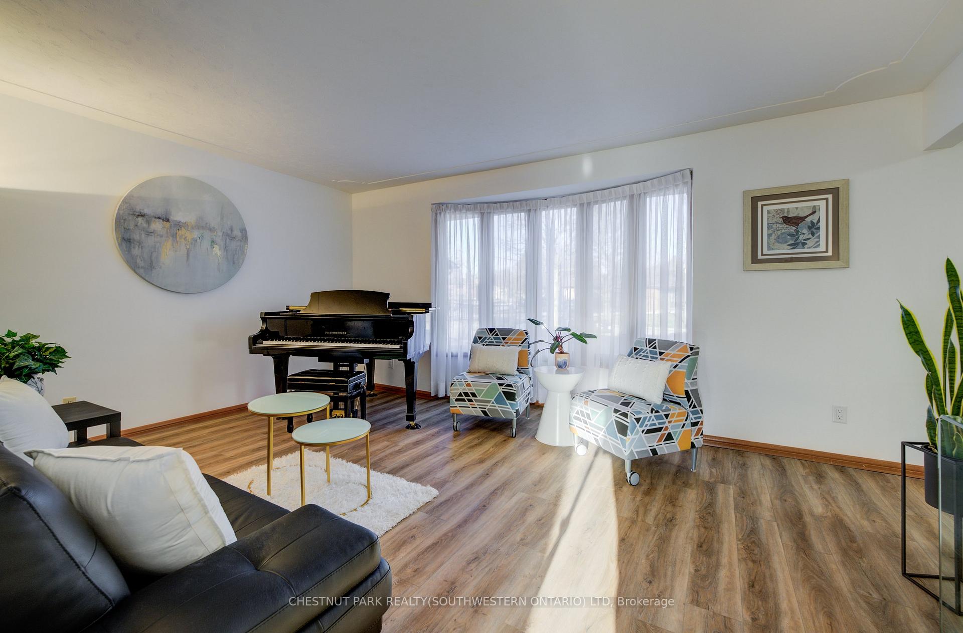 Photo 4 of 215 Black Walnut Place, Kitchener, Pioneer Park — HOMEH