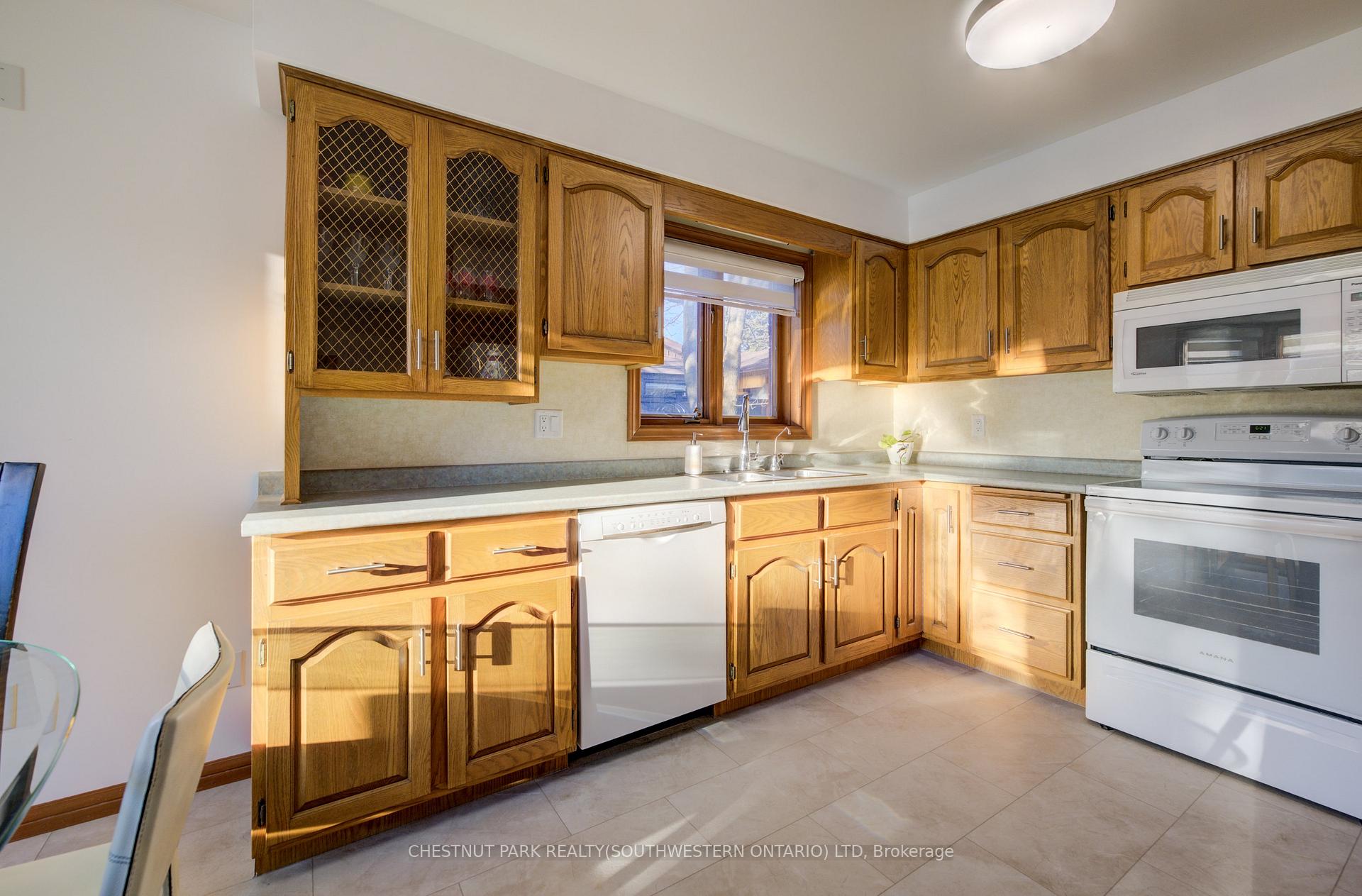 Photo 20 of 215 Black Walnut Place, Kitchener, Pioneer Park — HOMEH