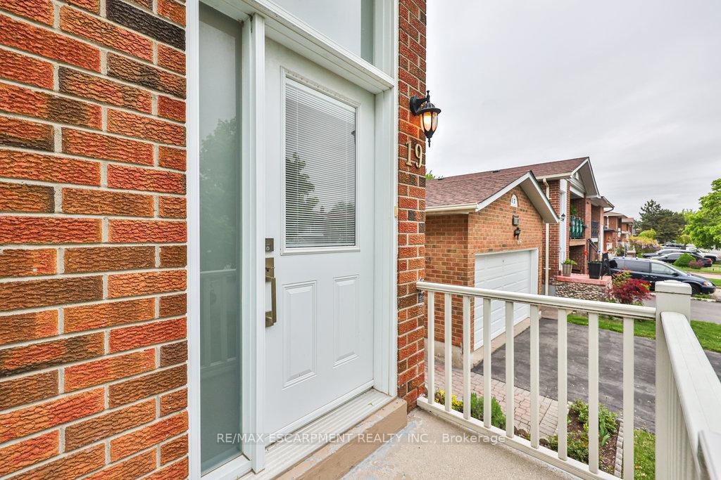 Photo 2 of 19 Deerpark Crescent, Brampton, Brampton West — HOMEH