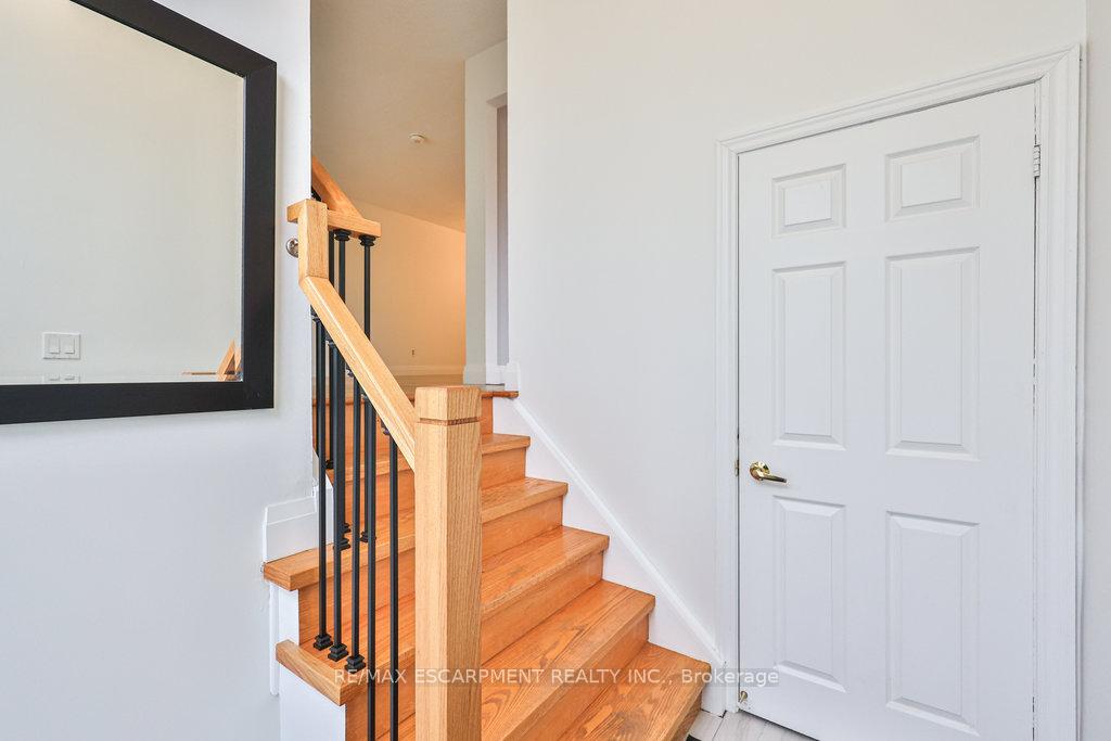 Photo 3 of 19 Deerpark Crescent, Brampton, Brampton West — HOMEH