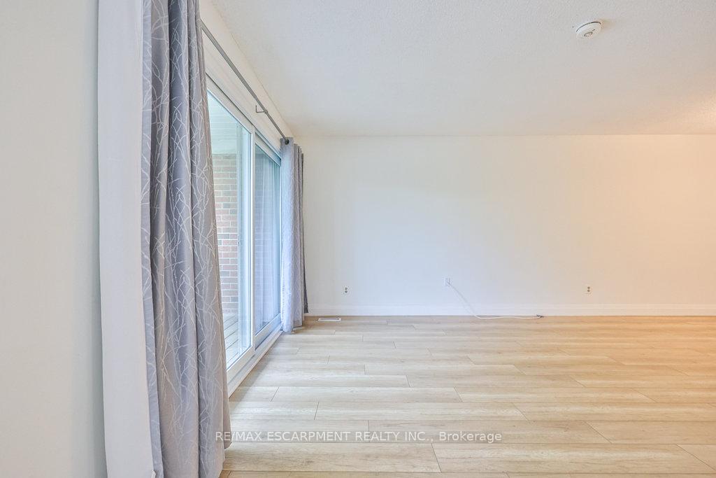Photo 5 of 19 Deerpark Crescent, Brampton, Brampton West — HOMEH