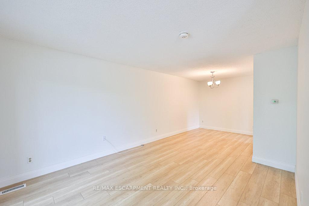 Photo 7 of 19 Deerpark Crescent, Brampton, Brampton West — HOMEH