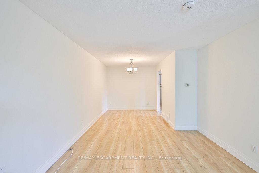Photo 6 of 19 Deerpark Crescent, Brampton, Brampton West — HOMEH