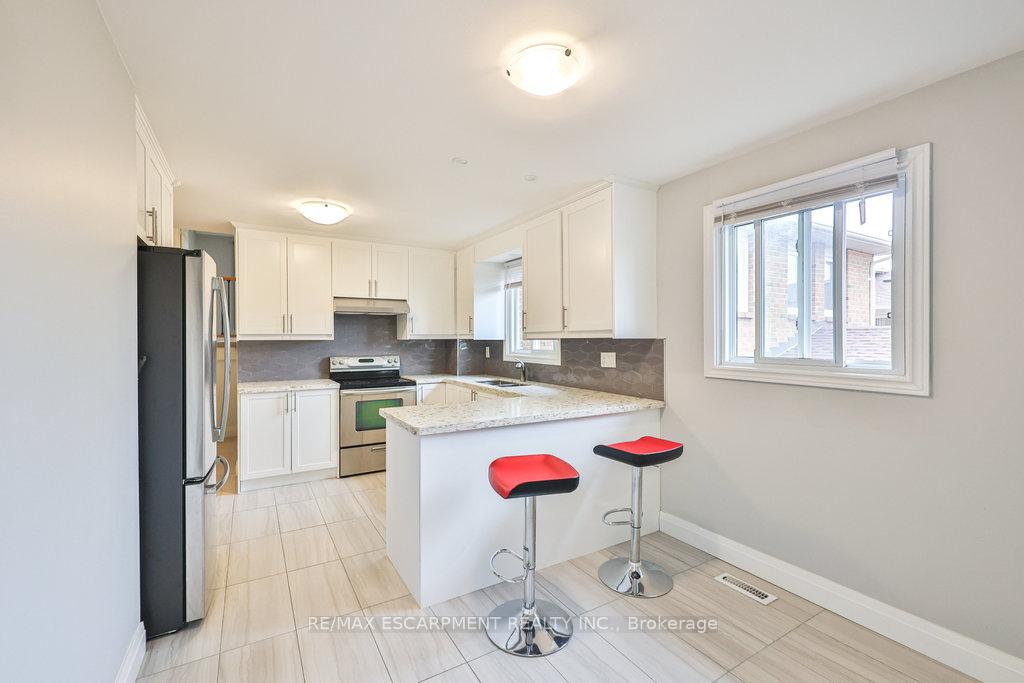 Photo 8 of 19 Deerpark Crescent, Brampton, Brampton West — HOMEH