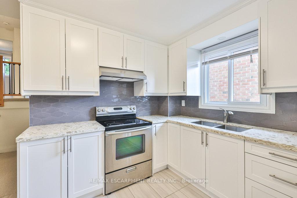 Photo 10 of 19 Deerpark Crescent, Brampton, Brampton West — HOMEH