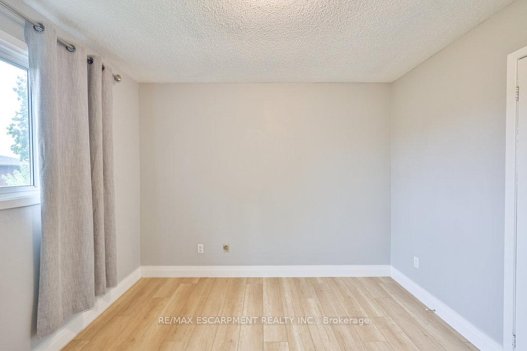 Photo 12 of 19 Deerpark Crescent, Brampton, Brampton West — HOMEH