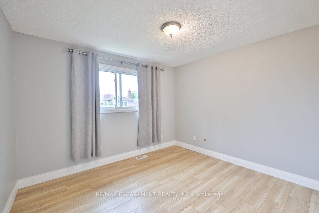 Photo 13 of 19 Deerpark Crescent, Brampton, Brampton West — HOMEH