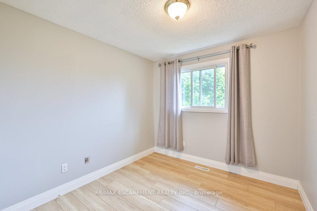 Photo 15 of 19 Deerpark Crescent, Brampton, Brampton West — HOMEH