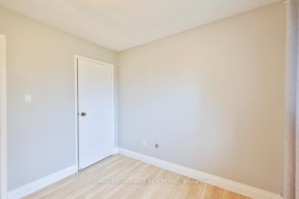 Photo 16 of 19 Deerpark Crescent, Brampton, Brampton West — HOMEH