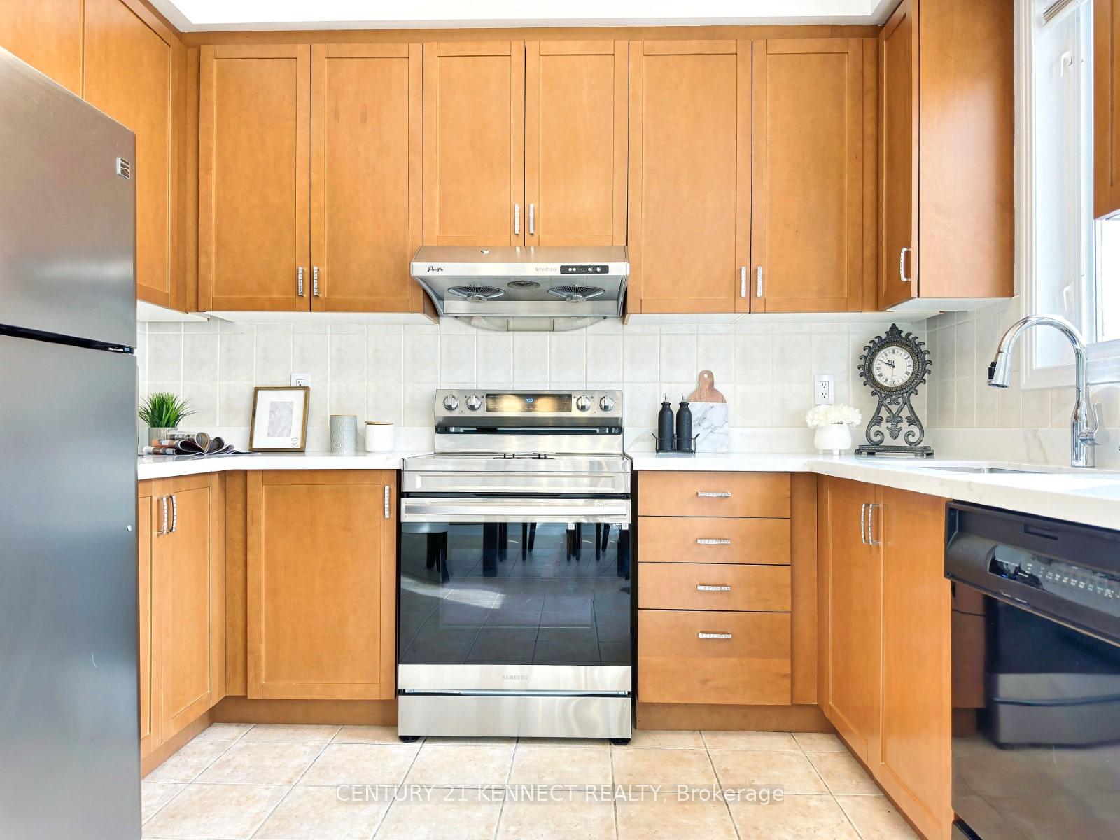 Photo 7 of 11 Magnotta Road, Markham, Cachet — HOMEH