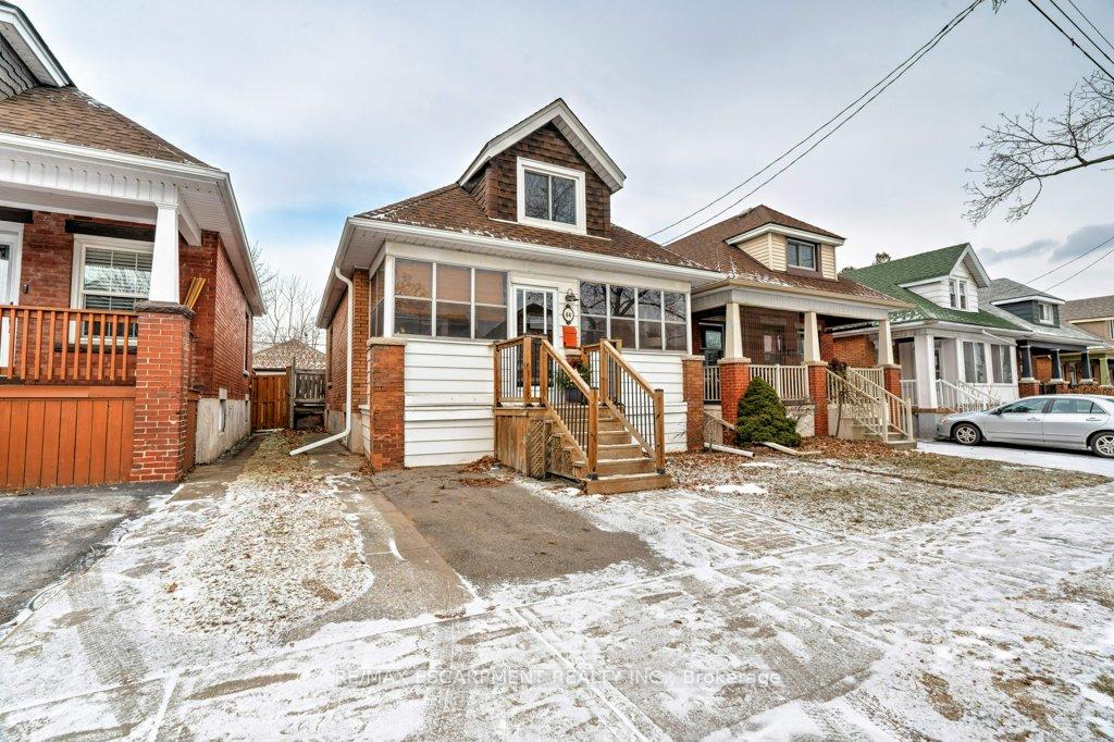 Photo 3 of 64 Graham Avenue S, Hamilton, Delta — HOMEH