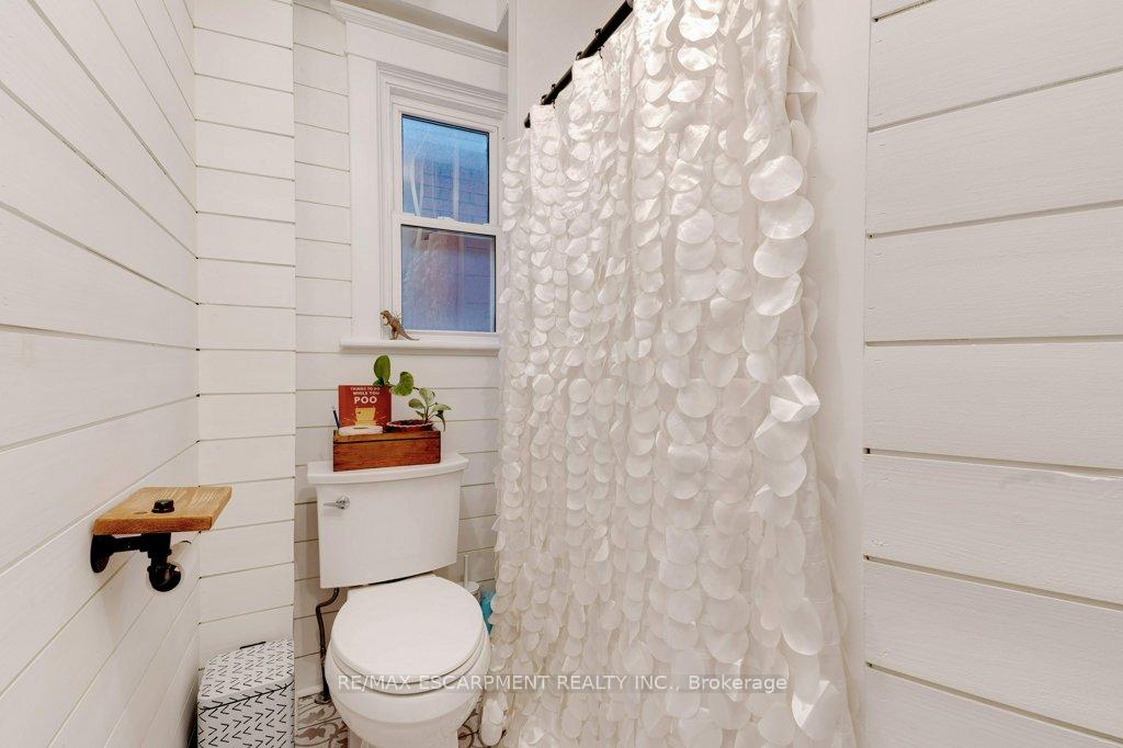 Photo 13 of 64 Graham Avenue S, Hamilton, Delta — HOMEH