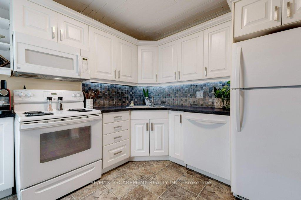 Photo 20 of 64 Graham Avenue S, Hamilton, Delta — HOMEH