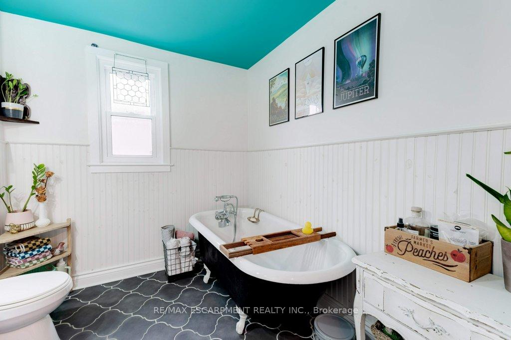 Photo 31 of 64 Graham Avenue S, Hamilton, Delta — HOMEH
