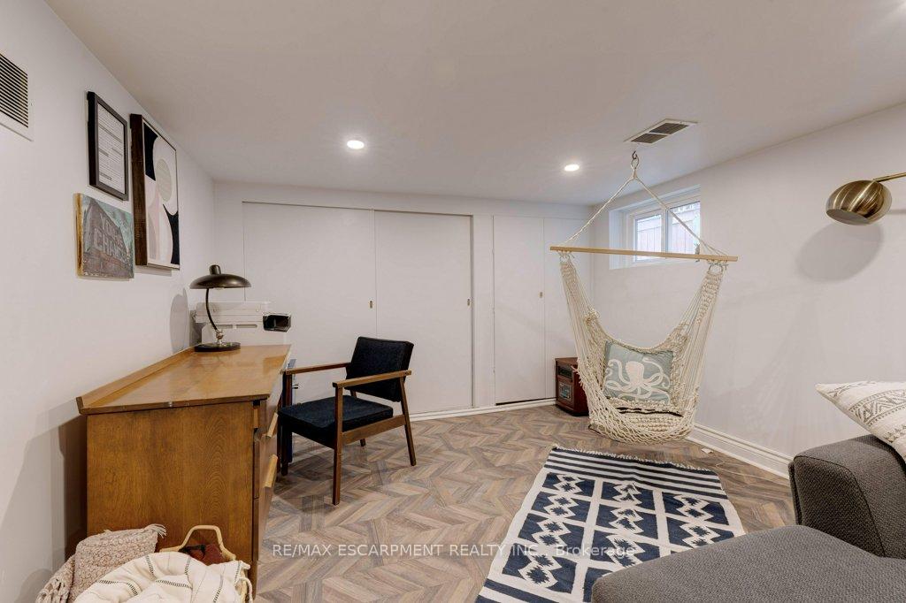 Photo 39 of 64 Graham Avenue S, Hamilton, Delta — HOMEH