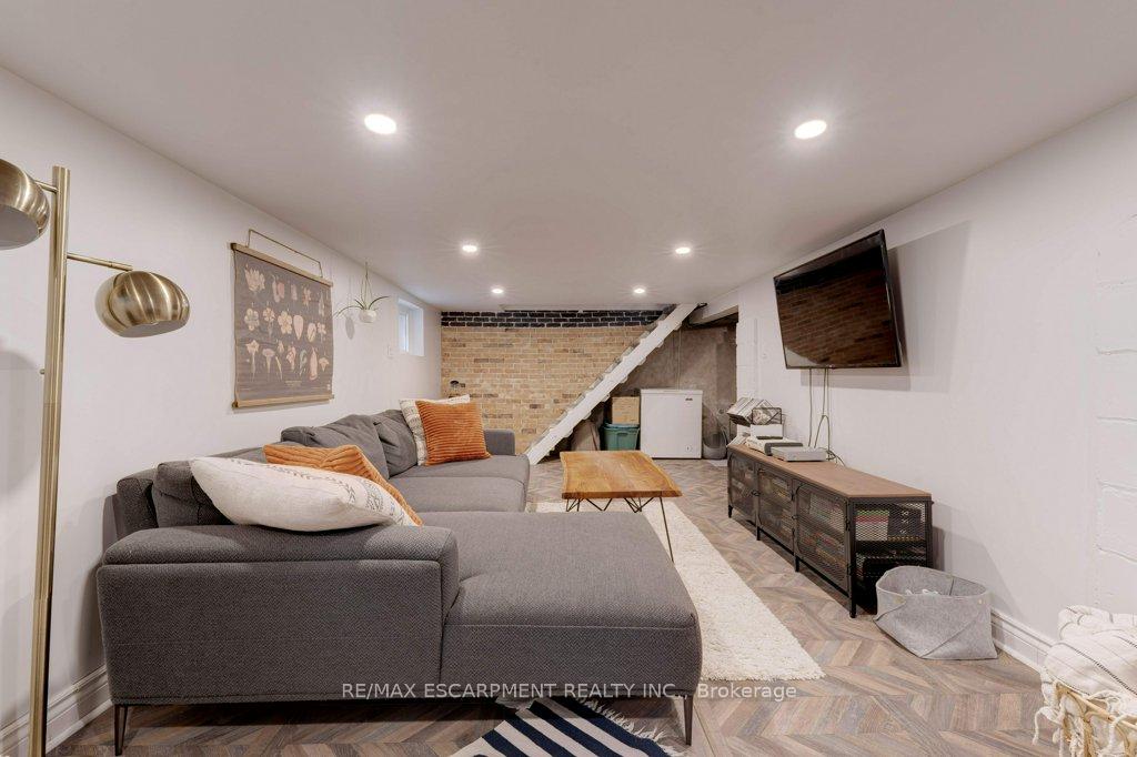 Photo 40 of 64 Graham Avenue S, Hamilton, Delta — HOMEH