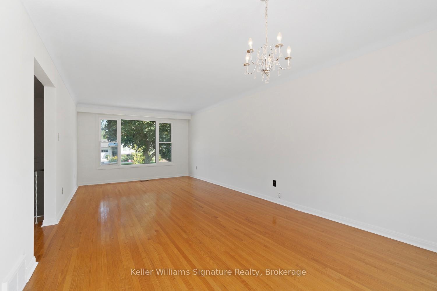 Photo 4 of 612 Jennifer Crescent, Burlington, Roseland — HOMEH