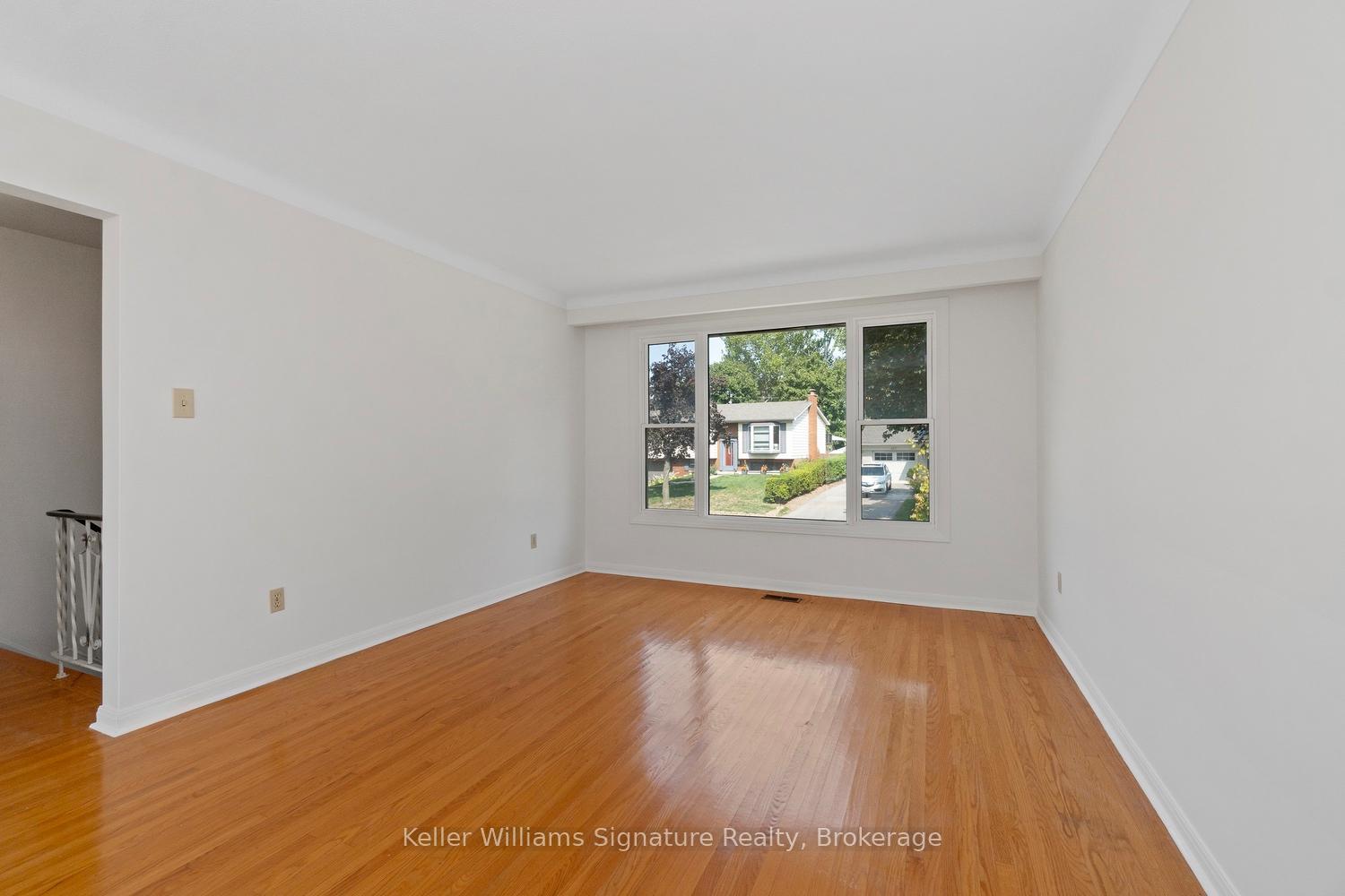 Photo 5 of 612 Jennifer Crescent, Burlington, Roseland — HOMEH