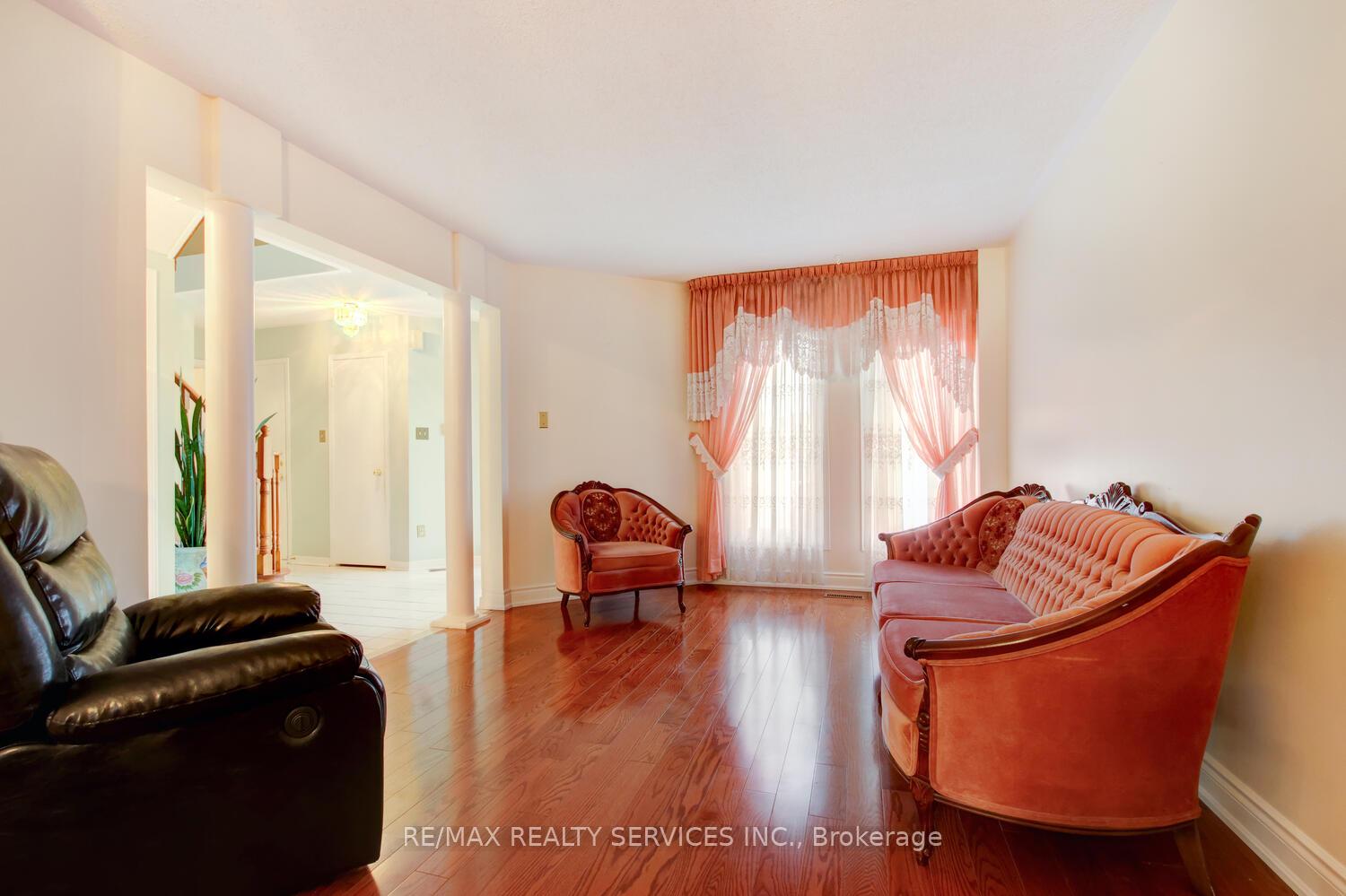 Photo 6 of 46 Red Maple Drive, Brampton, Brampton West — HOMEH