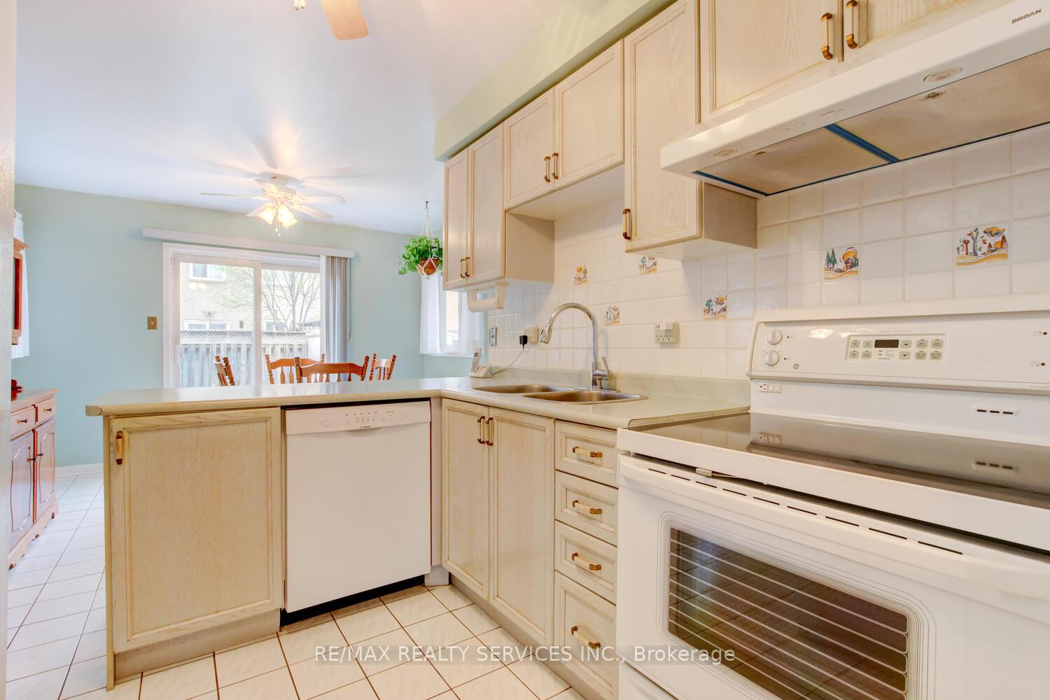 Photo 3 of 46 Red Maple Drive, Brampton, Brampton West — HOMEH