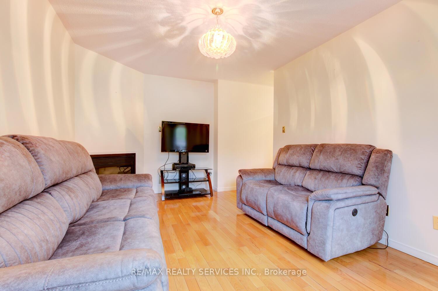 Photo 12 of 46 Red Maple Drive, Brampton, Brampton West — HOMEH