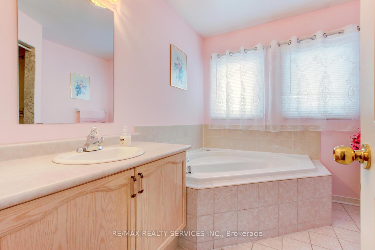 Photo 17 of 46 Red Maple Drive, Brampton, Brampton West — HOMEH