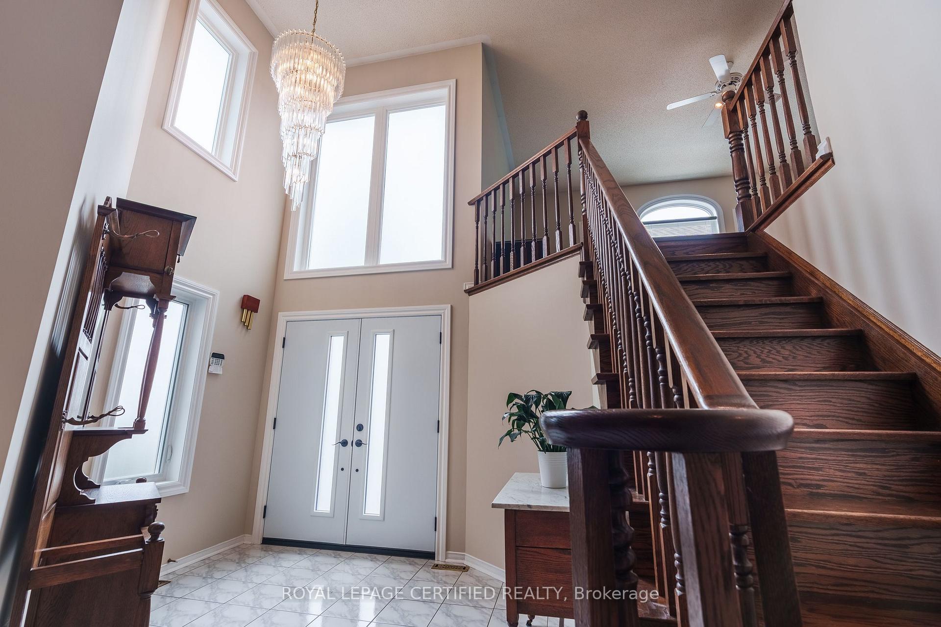 Photo 8 of 19 Eagleridge Drive, Brampton, Sandringham-Wellington — HOMEH