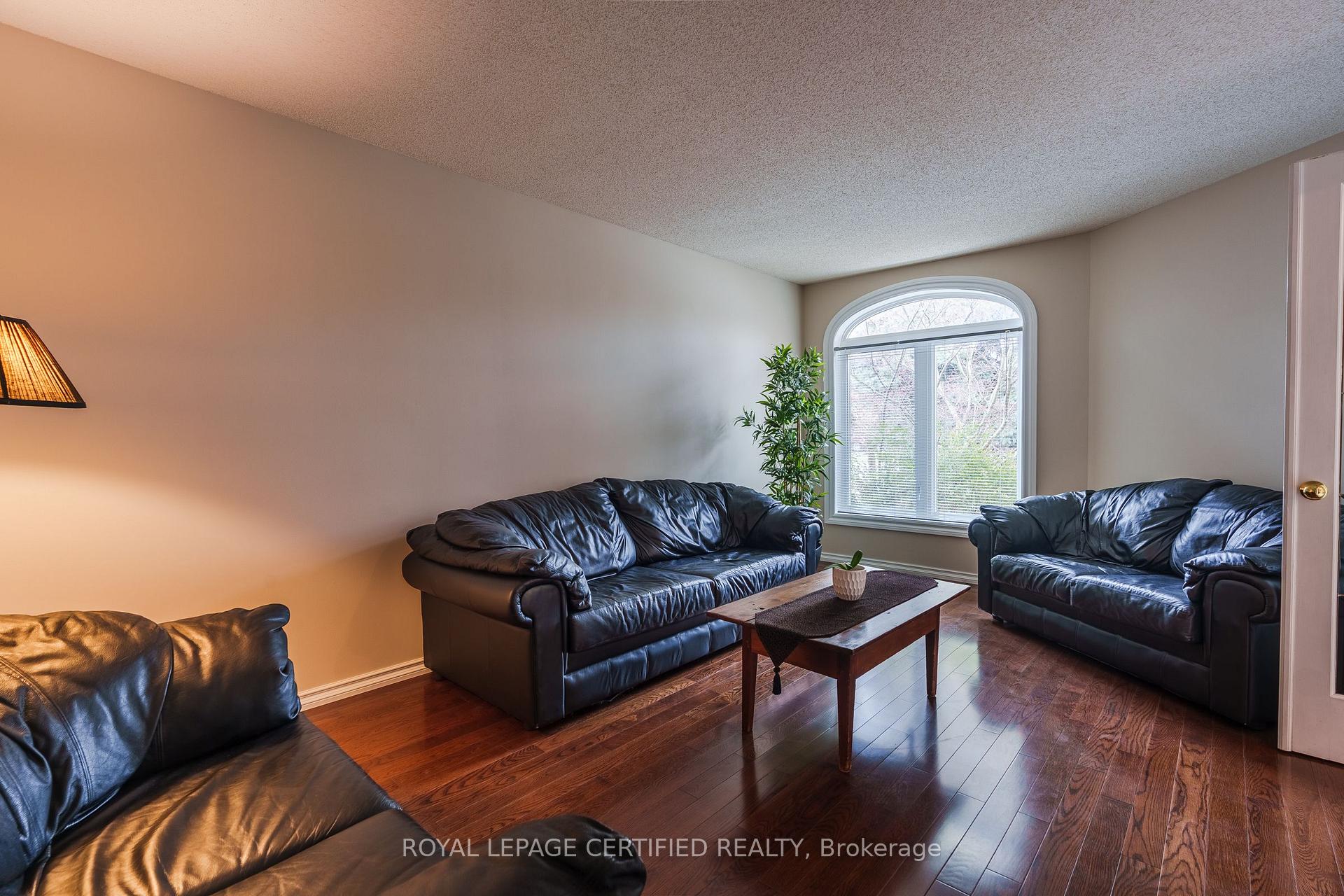 Photo 16 of 19 Eagleridge Drive, Brampton, Sandringham-Wellington — HOMEH