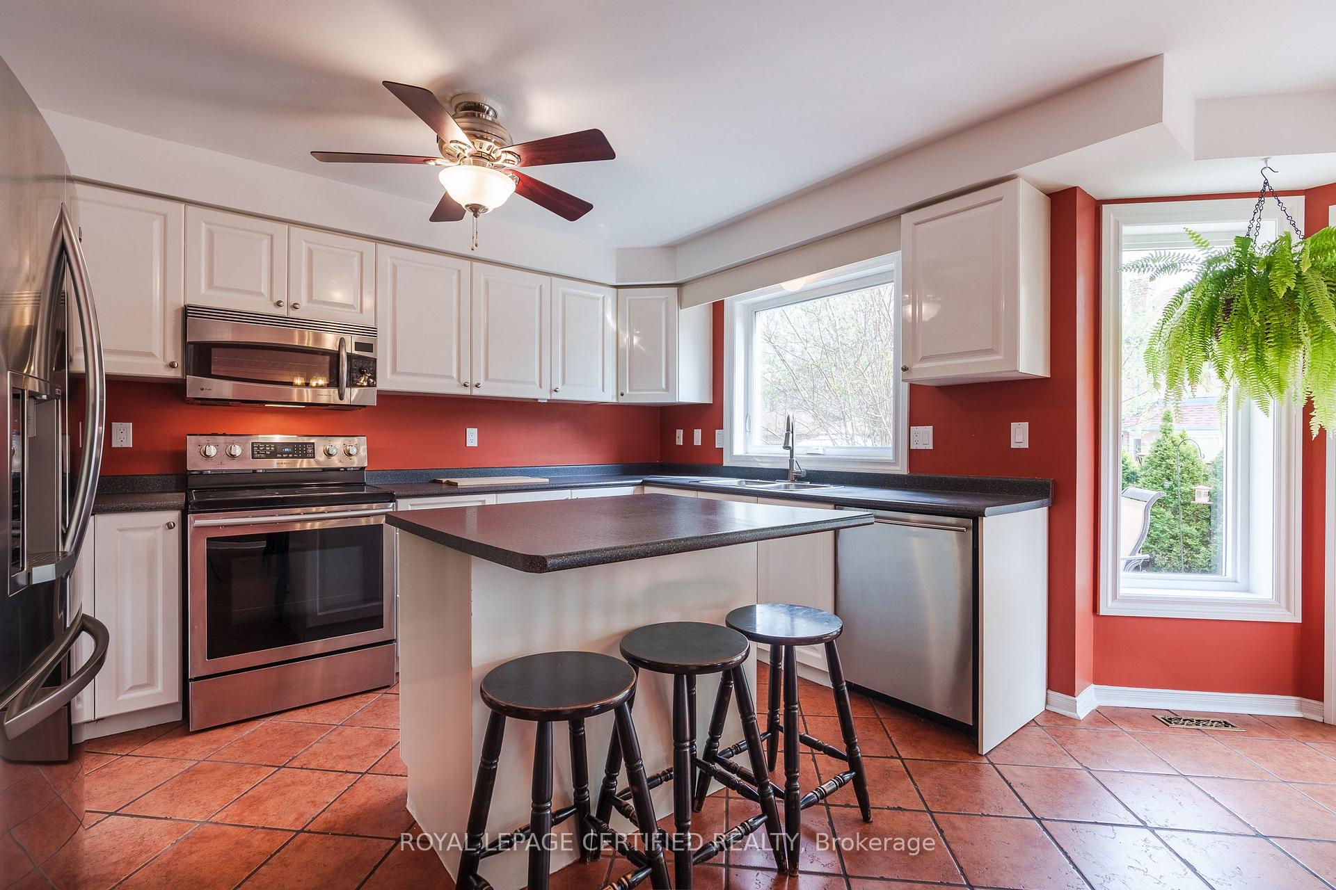 Photo 3 of 19 Eagleridge Drive, Brampton, Sandringham-Wellington — HOMEH