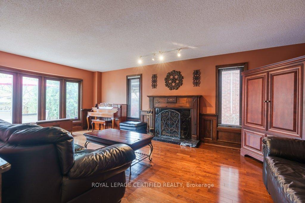 Photo 2 of 19 Eagleridge Drive, Brampton, Sandringham-Wellington — HOMEH