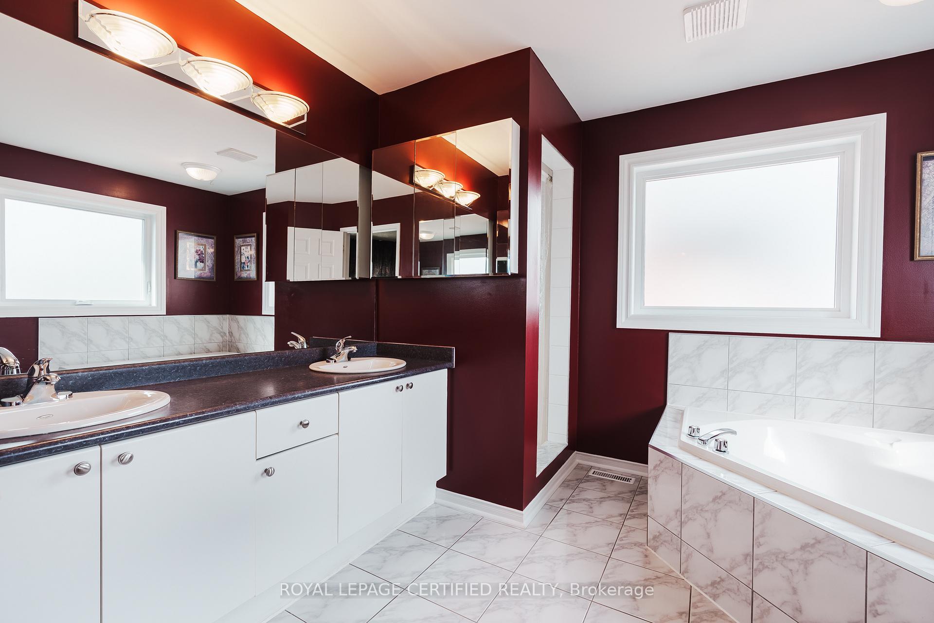 Photo 17 of 19 Eagleridge Drive, Brampton, Sandringham-Wellington — HOMEH